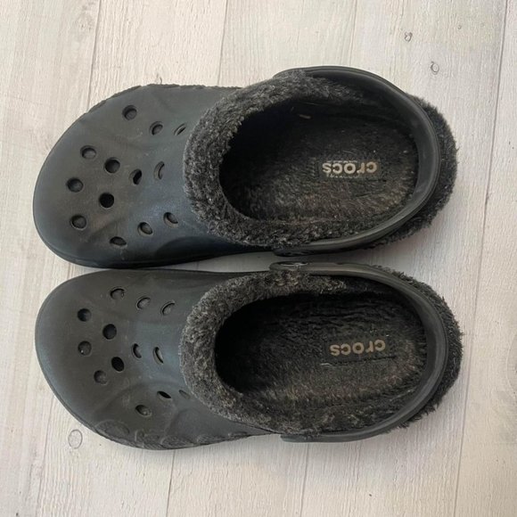 Crocs black fuzz lined juniors 1/3 - Picture 2 of 8